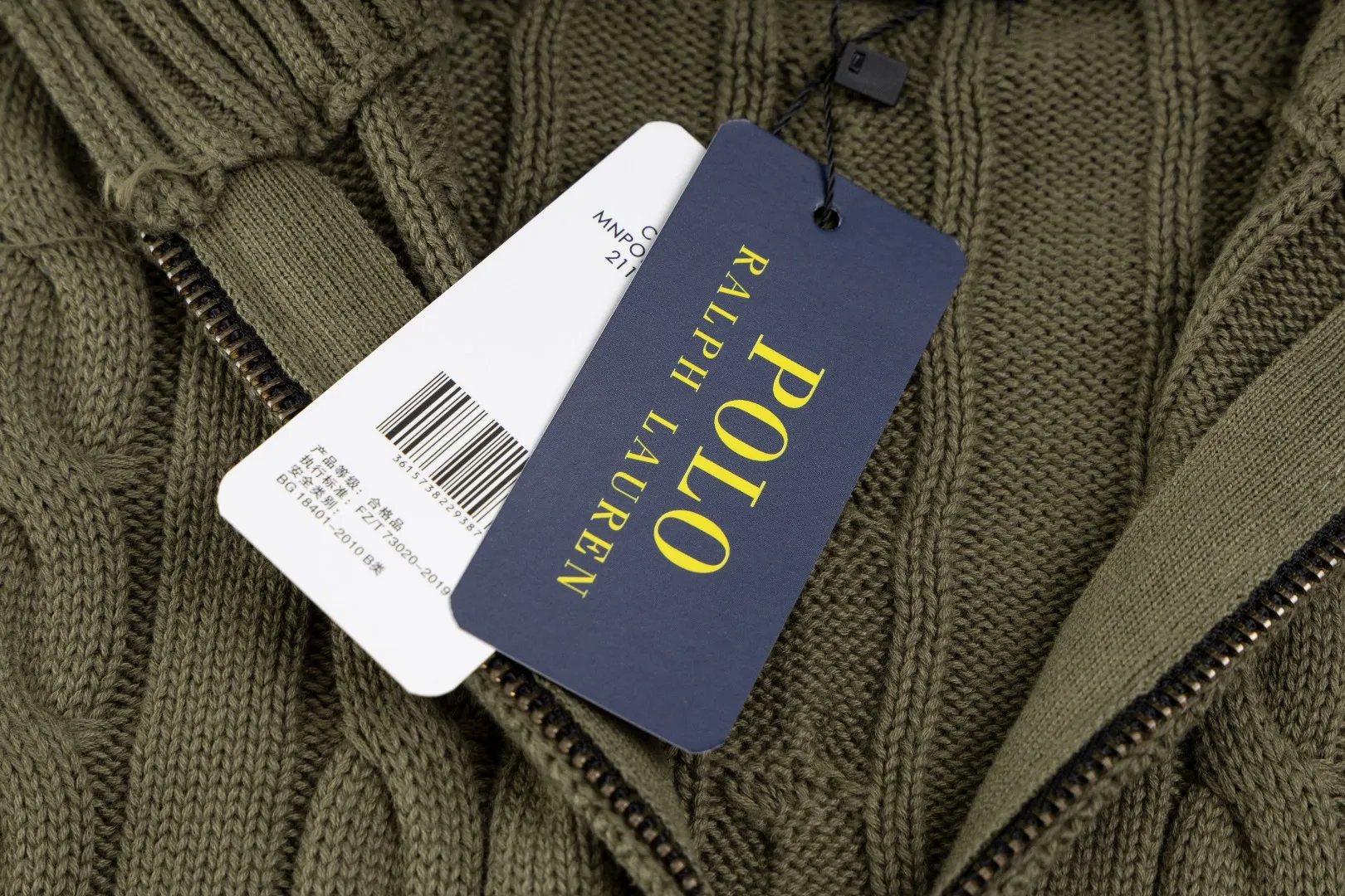 P236 #R92 RALPH LAUREN Ralph Lauren fifteen colors classic small label embroidery logo turtleneck pullover half-zip knitted cable sweater with high-density LOGO embroidery on the chest and original customized tag accessories. Made of pure cotton yarn, pure cotton is skin-friendly and comfortable, small label war horse embroidered twist turtleneck sweater 🐎 high quality, follow the blogger to learn how to wear it! Let’s buy a Ralph Lauren cable sweater. It’s a super hard-to-find series after it became popular. It’s hard to find one on the official website. It’s simple and practical to wear, with a lazy and loose feel. The thickened fabric has more texture, feels soft and delicate, and has a loose fit. Whether worn alone or layered, you can wear different styles of fashion with just one piece!   Size：XS S M L